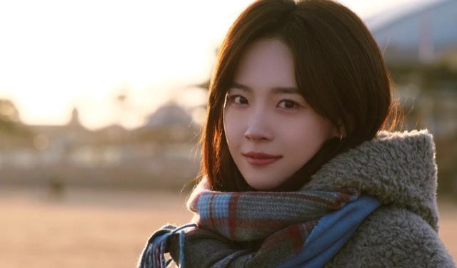 曾参加过快乐女声，与邢昭林火热，小火之后再次出演女主