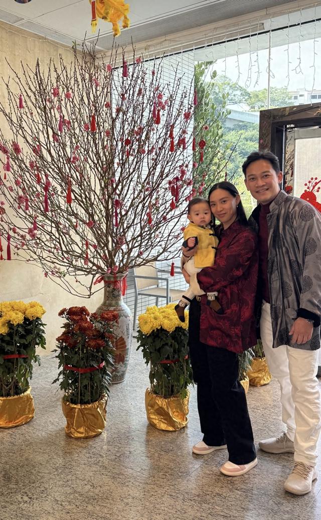 62岁何超琼到长辈家拜年,素颜出镜优雅大方,抱着干外孙一脸慈祥
