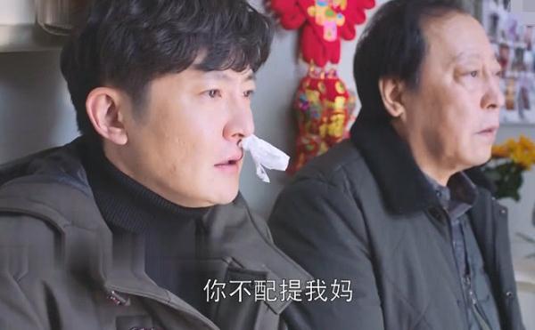 《都挺好》苏明成出狱后精神失常,虐待苏大强,父子俩报应来了
