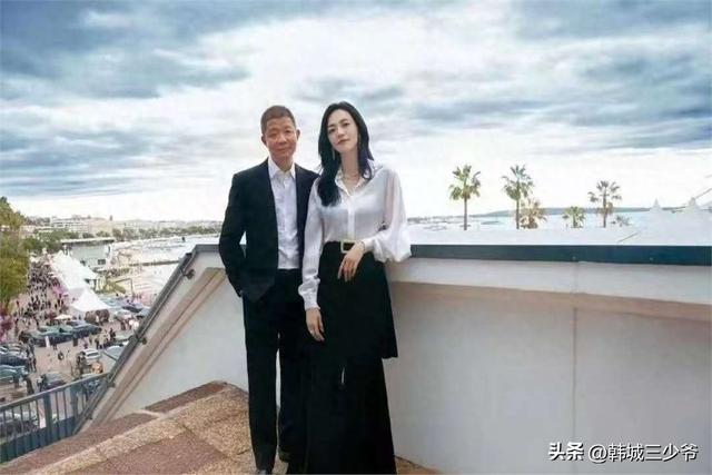 姚晨老公50岁显老态,家有娇妻也难挡岁月?网友感叹:色是刮骨刀