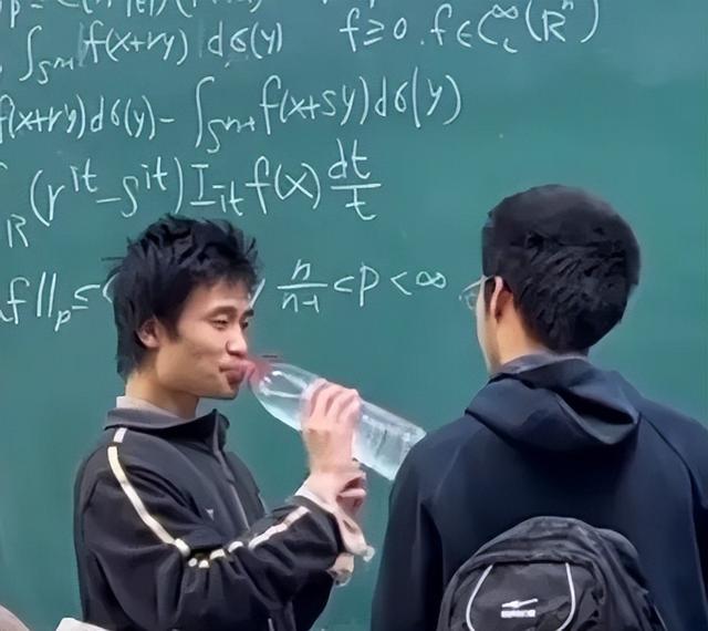 数学天才韦神1人战败6名博士，到底是真是假？官方回答惹众议
