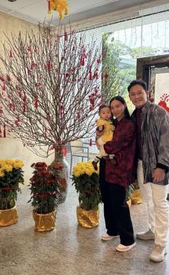 何超琼最新消息(62岁何超琼到长辈家拜年，素颜出镜优雅大方，抱着干外孙一脸慈祥)