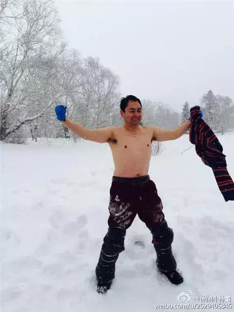 杨幂爸爸上综艺节目,和肌肉壮汉比拼扳手腕