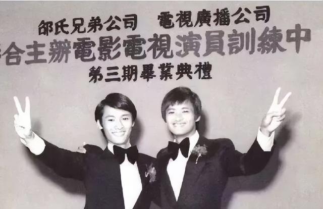 同为“香港之子”却终生无合作,这38年,成龙和周润发活得可真累