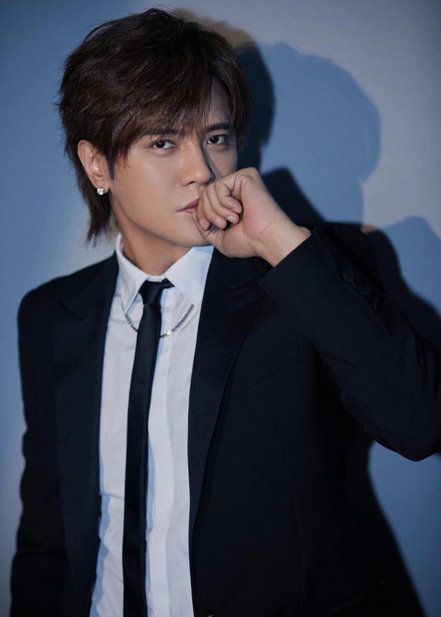 周扬青疑曝新恋情,与男子雨中依偎,对方开800万豪车不输罗志祥