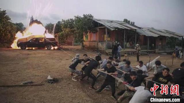 感动源于真实 走近《埃博拉前线》的“那些英雄，那些凡人”