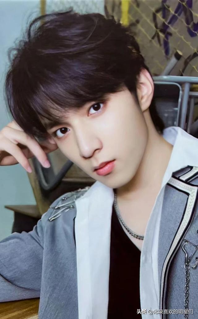 时代少年团里的刘耀文阳光帅气迷人十足哦！