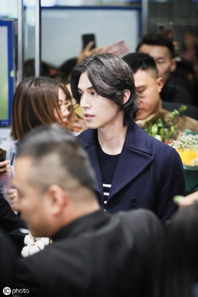 37岁李栋旭五官似雕刻仿佛吃了防腐剂，“薛功灿”长发造型显阴柔