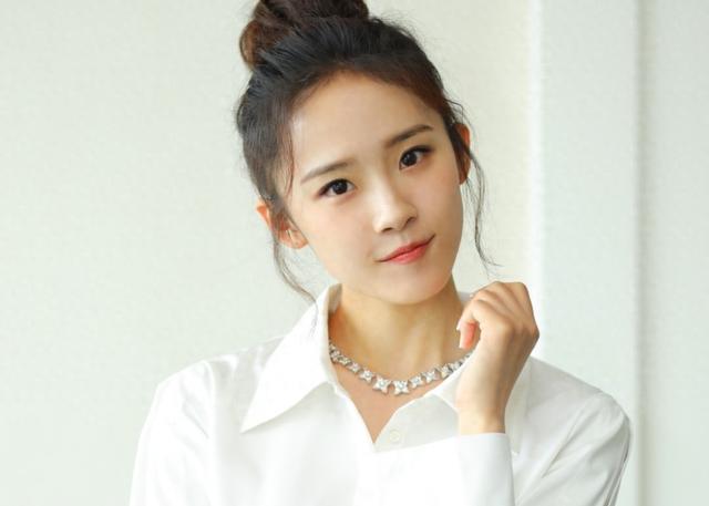 曾参加过快乐女声，与邢昭林火热，小火之后再次出演女主