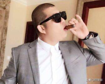 快手一匹黑马:房岩小哥