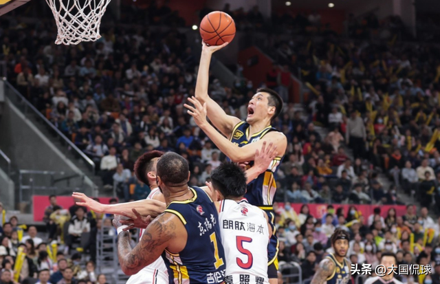 广东双杀广州收官！曝朱芳雨考虑引入NBA级摇摆人，杜锋总结表态