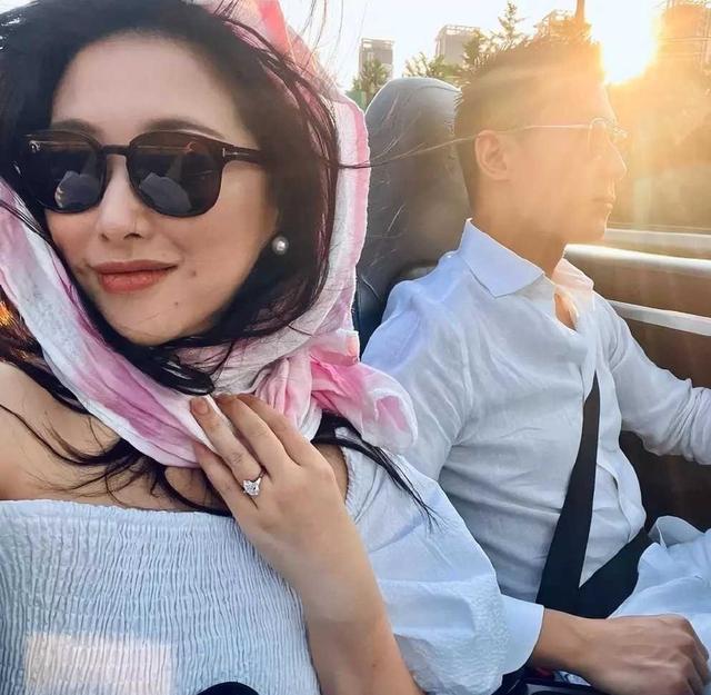 37岁朱珠开敞篷车晒美照,半拉衣袖露出香肩,手上鸽子蛋钻戒真抢眼