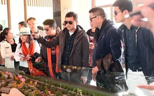 李亚鹏出事了！在街头大秀恩爱的女友，知道他欠债4000万吗？