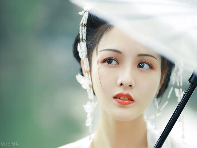 唐诗中难得一见的绝美名字，潇洒飘逸、出尘脱俗，念来唇齿留香