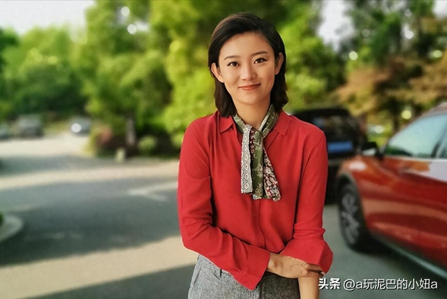从央视消失,被誉为“董卿接班人”的李七月,如今走上了另一条路