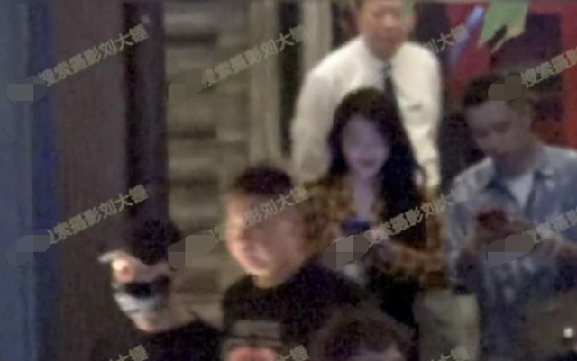 黄晓明被曝摸新女友屁股，浪漫约会同居，女方曾和baby合照长很像