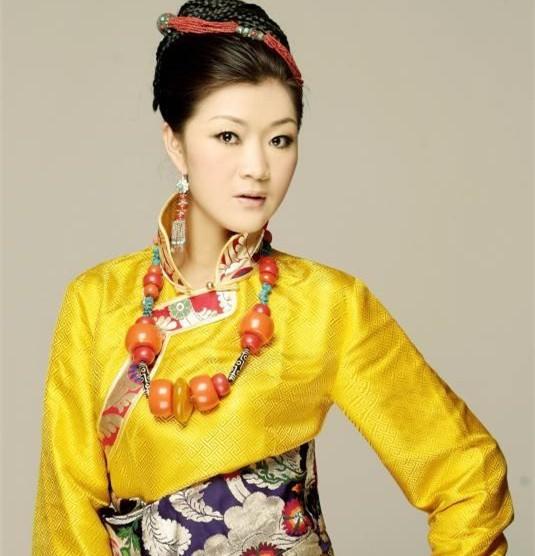 降央卓玛:母亲去世早,婚后连生三胎,婆婆把我当亲女儿疼爱