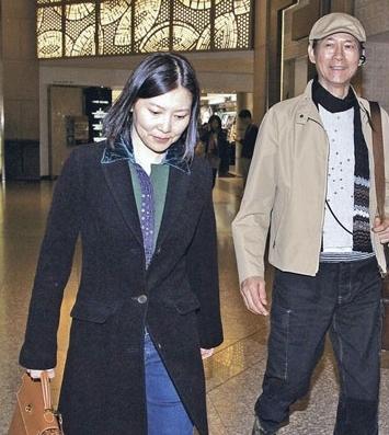 74岁郑少秋落魄走商演,太卖力表情变僵硬,靠二婚妻子红极一时