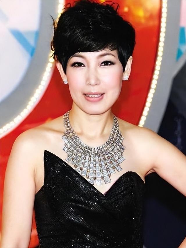 和郑伊健、梁家辉有染,公开承认出轨陈小春的黎芷珊,58岁仍单身