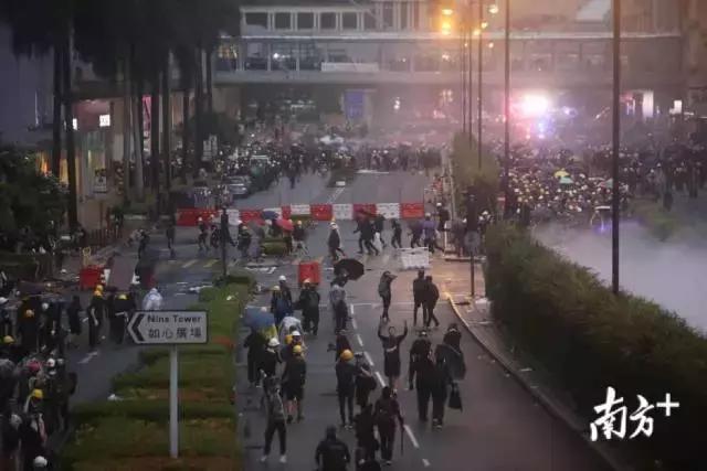 港警鸣枪示警！出动水炮车！直击香港荃湾暴乱