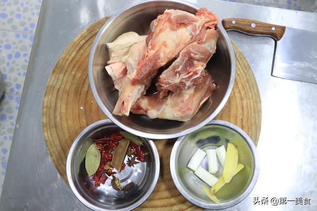 厨师长做一道酱大骨,详细讲解酱料的配比,两分钟让你参悟做法