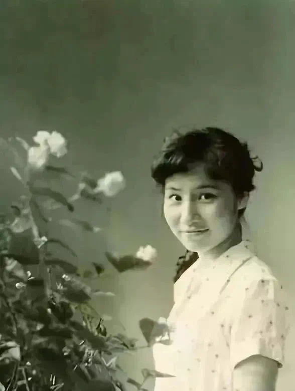 从央视著名女主播到浓妆艳抹的“顾八奶奶”，她的退休生活不寻常