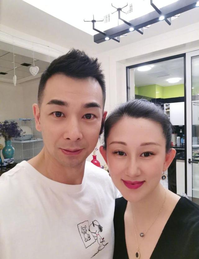 48岁赵文卓生日近照曝光，与小7岁妻子恩爱异常，背后豪宅超抢镜
