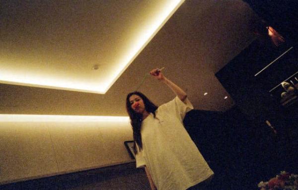 宋妍霏晒辣手摧花照，脸上就差写生无可恋，不过花好像是太无辜