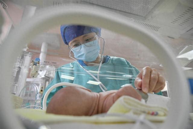 这群医护当起“临时爸妈”,带着“巴掌宝宝”90天闯关创下生命奇迹