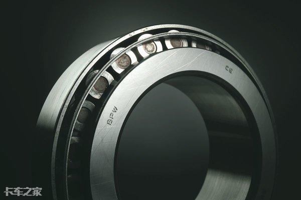 单轴只有460公斤，可靠性还很高，BPW这款车桥真不错