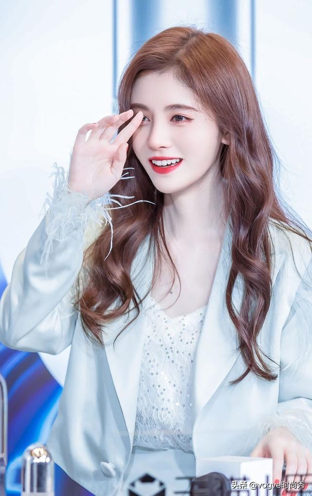 鞠婧祎空降直播间，看到正面照后，这颜值是真实存在的吗？
