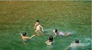 美女脱光腚(儿时的小尴尬裤衩跑了…)