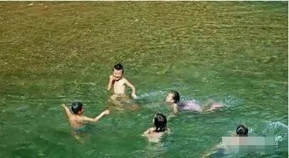 儿时的小尴尬！裤衩跑了…
