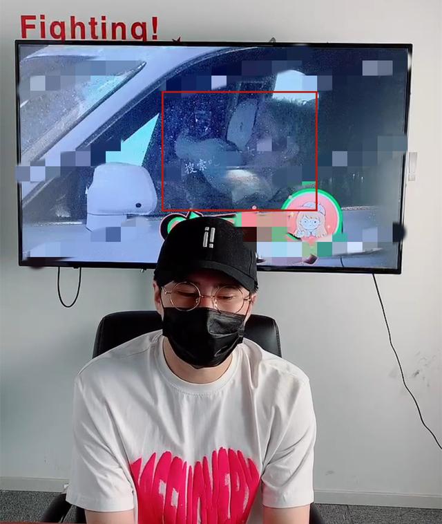 周扬青疑曝新恋情,与男子雨中依偎,对方开800万豪车不输罗志祥