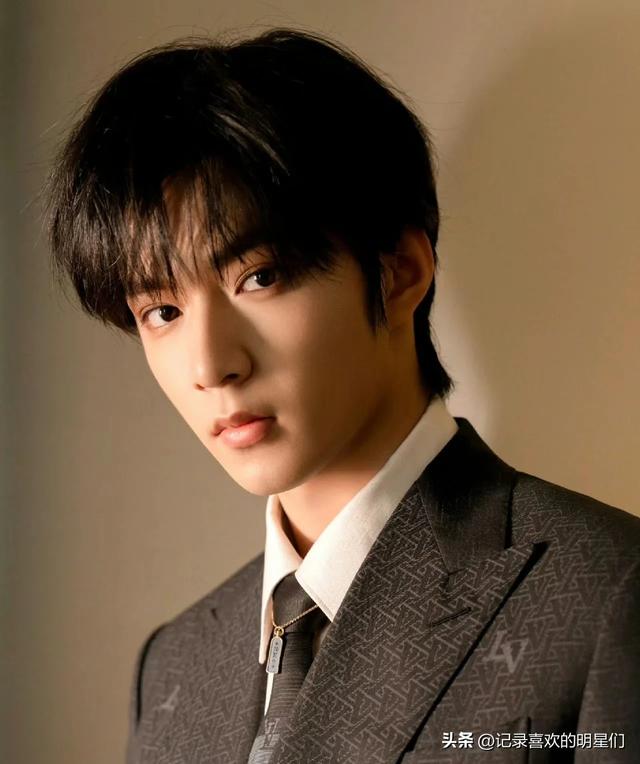 时代少年团里的刘耀文阳光帅气迷人十足哦！