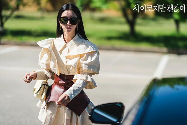 韩剧史上又多一“魔女”！金秀贤新剧女主火了，种草耳环包包墨镜