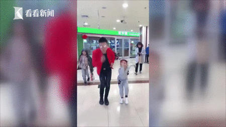 7岁女孩瞪眼噘嘴跳舞被称“表情帝” “逗比”老爸:孩子性格随他