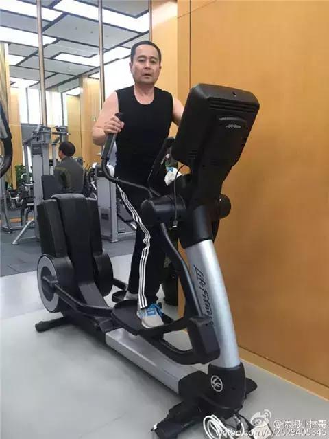 杨幂爸爸上综艺节目,和肌肉壮汉比拼扳手腕