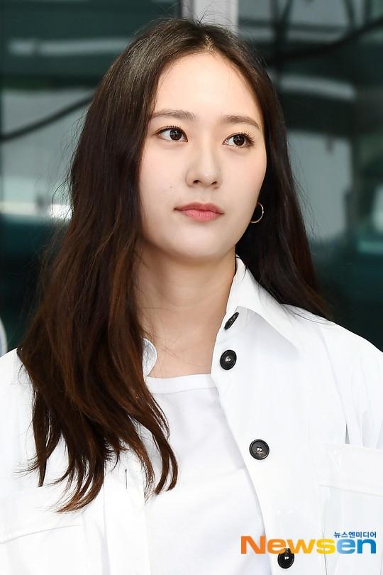 郑秀妍郑秀晶现身机场大走清纯风 飞赴美国拍摄姐妹真人秀