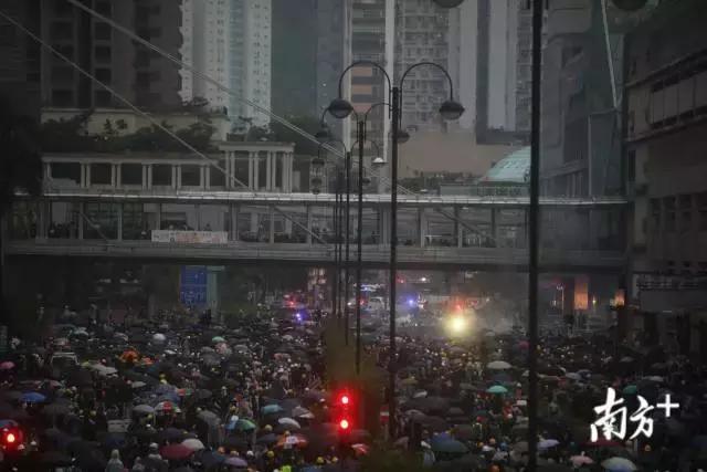 港警鸣枪示警！出动水炮车！直击香港荃湾暴乱
