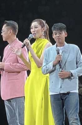 李嘉欣身高(李嘉欣一家三口首度同台，11岁儿子台风稳健不怯场，身高遗传母亲)