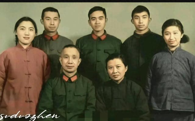 60年代,粟裕和袁国平儿子袁振威,一张罕见合影,看起来亲如一家