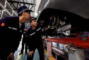 掏粪男孩什么意思(春运守护者|90后高铁机械师成“掏粪男孩”,被戏称臭男人)