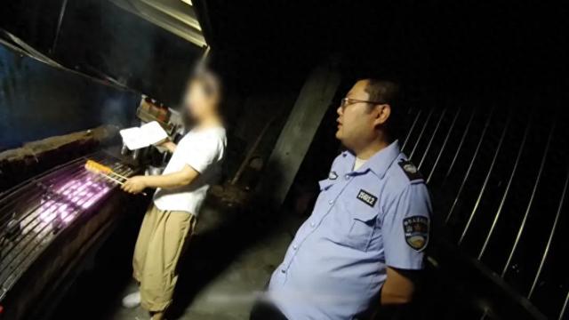 男子报警称“四五个人在家要强奸他老婆”，警方到现场却发现他老婆正在卖烧烤