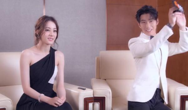 迪丽热巴拍《日月》完全倒立两天，窦骁还原“烤乳猪”场景太妖娆