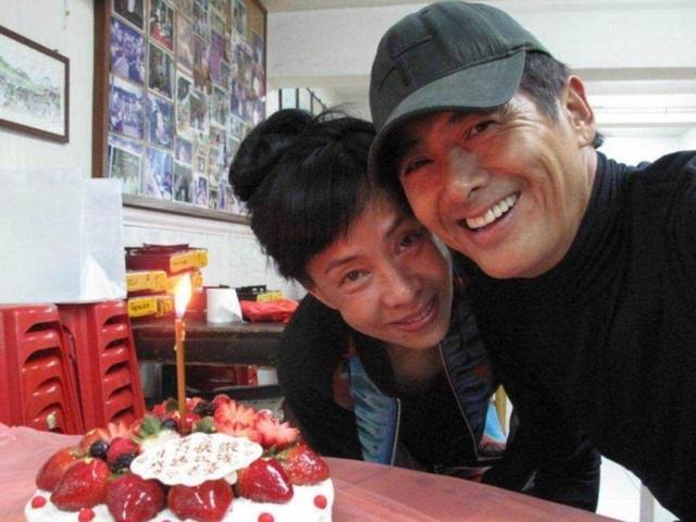 同为“香港之子”却终生无合作,这38年,成龙和周润发活得可真累