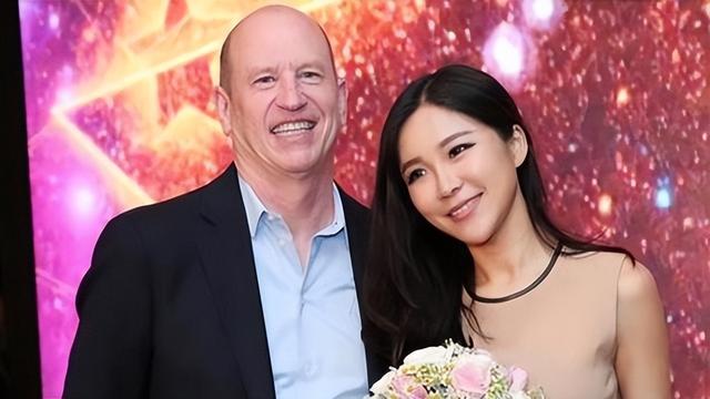 2016年,NBA美女主播周玲安与53岁美国富豪结婚,婚后屡屡传婚变