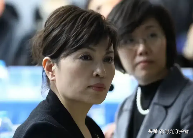 主持人李瑞英：儿子去世坚守岗位，退休竟惹争议，与老公青梅竹马
