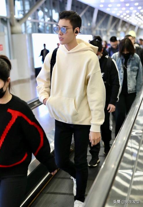 王子异“狼奔头”发型率性霸气，白色卫衣暖男范十足，帅气真酷盖