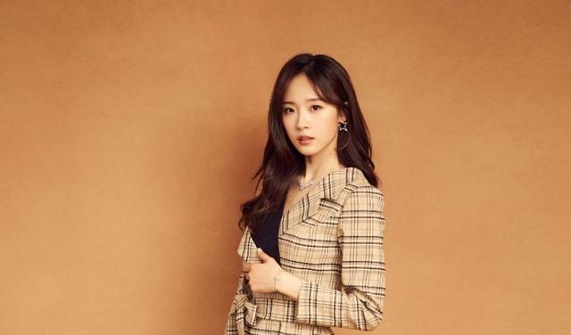 曾参加过快乐女声，与邢昭林火热，小火之后再次出演女主